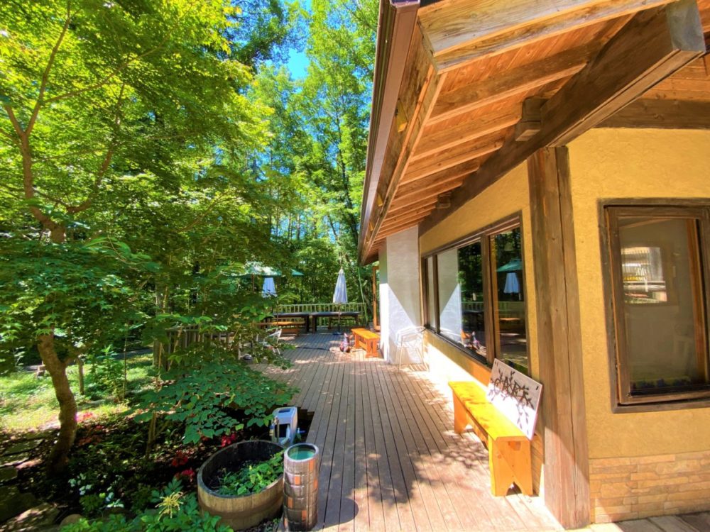 原村の北欧料理・スウェーデン料理・デンマーク料理・家庭料理専門店のingrid/イングリットのテラスまでの通路