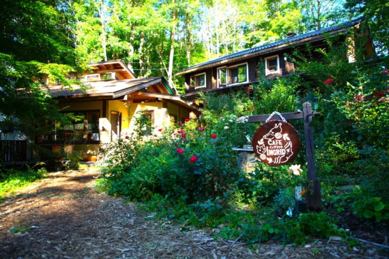 原村の北欧料理・スウェーデン料理・デンマーク料理・家庭料理専門店のingrid/イングリットのテラスまでの通路